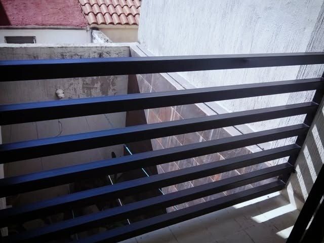 Barandal moderno de líneas horizontales en un cubo de escalera interior