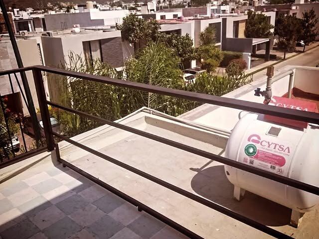 Barandal de terraza con vista abierta a la ciudad de León
