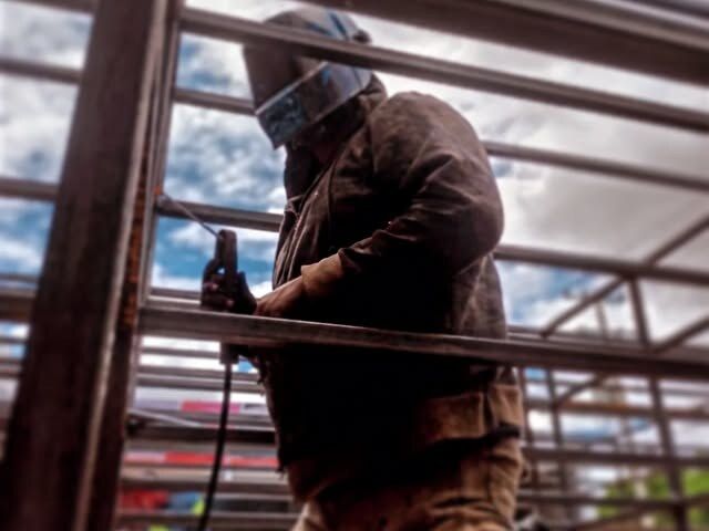 Soldador de Yazahe Herrería trabajando con careta sobre una estructura metálica