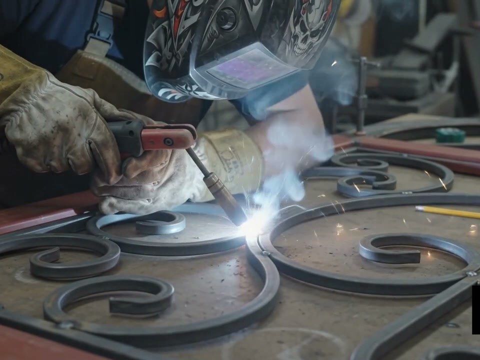Soldadura de precisión sobre una pieza de acero en el taller de Yazahe Herrería